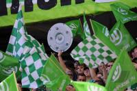Fussball 1. Bundesliga 08/09   VfL Wolfsburg  Fan mit Schale