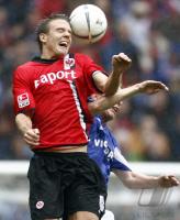 Fussball 1. Bundesliga: Frankfurt - Schalke, Zweikampf