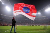 FUSSBALL  International CHL 09/10 : UEBERSICHT der ALLIANZ ARENA mit einem FCB  Fahnentraeger