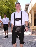 1. Fussball Bundesliga : FC Bayern in Lederhosen bei Paulaner
