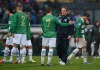 Fussball 1. Bundesliga : Lasse Sobiech, Bernd Nehrig und Trainer Mike Bueskens (v. li., Greuther Fuerth)