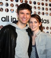 Fussball Saison 2010/2011: Thomas Mueller mit Frau Lisa (FC Bayern Muenchen)
