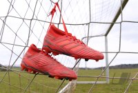 Fussball / Lokalfussball: Fussballschuhe haengen am Tornetz