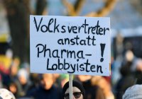 Kundgebung im Tuebinger Anlagenpark: 1200 Menschen demonstrierten gegen die einrichtungsbezogene Impfpflicht