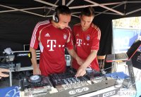 Fussball 1. Bundesliga Saison   2011/2012 :  Franck Ribery (li, FC Bayern Muenchen) legt am DJ Mischpult Musik auf