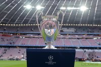 FUSSBALL INTERNATIONAL  CHL HALBFFINALE 11/12:  Der CL Pokal in der Allianz Arena