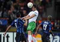 Fussball Champions League  Saison 2010/2011: Lucio  (li, Inter)gegen Hugo Almeida (SV Werder Bremen) gegen Maicon Douglas Sienando (re, Inter)