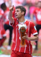 Fussball, 1. Bundesliga  Saison 16/17: Jubel FC Bayern Muenchen mit Schale