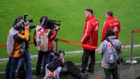 Fussball 1. Bundesliga : Trainer Louis van Gaal (FCB) im Mittelpunkt der Fotografen