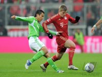 Fussball 1. Bundesliga, Saison 2011/2012: Makoto Hasebe (li, VfL Wolfsburg) gegen Toni Kroos (FC Bayern Muenchen)