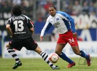 Fussball 1. Bundesliga: Hamburg - Moenchengladbach, Zweikampf