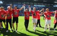 2. Fussball Bundesliga : JUBEL nach dem SIEG MIT Trainer Jos Luhukay (FC Augsburg)