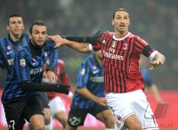 FUSSBALL International SERIE A 2011/2012: Giampaolo Pazzini (li, Inter Mailand) gegen Zlatan Ibrahimovic (AC Mailand)
