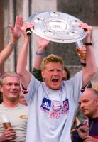 Fussball: Stefan Effenberg jubelt mit der Meisterschale