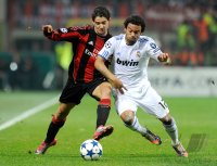 Fussball Champions League  Saison 2010/2011: Pato (li, AC Mailand)  gegen MARCELO VIEIRA (re, Real Madrid)