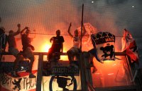 2. Fussball Bundesliga:  Fankurve von Hertha BSC Berlin mit einem Bengalischem Feuer