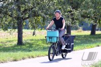 OB-Kandidatin Ulrike Baumgaertner (Die Gruenen) auf Tour mit dem Eis-Bike