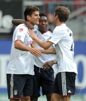 Fussball 1. Bundesliga, Saison 2011/2012:  JUBEL nach dem TOR durch Mario Gomez mit David Alaba, Thomas Mueller (v. li., FC Bayern Muenchen)
