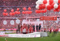 Fussball, 1. Bundesliga Saison 16/17: Jubel FC Bayern Muenchen mit Schale