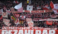 Fussball 1. Bundesliga : FCB Fans mit einem Banner Fussball muss bezahlbar sein