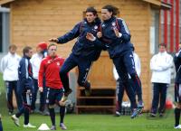 Fussball 1. Bundesliga: Mario Gomez li. und Daniel van Buyten (re., FCB)