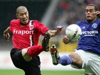 Fussball 1. Bundesliga: Frankfurt - Schalke, Zweikampf
