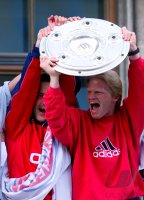 Fussball: Jens Jeremies und  Oliver Kahn jubeln  mit Meisterschale