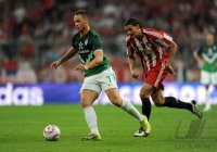 Fussball 1. Bundesliga Saison 2010/2011: Marko Arnautovic (li, SV Werder Bremen)  gegen Daniel van Buyten (re, FC Bayern Muenchen)