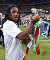 Fussball Europameisterschaft 2016 Finale: JUBEL Renato Sanches (Portugal) mit EM Pokal