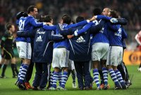 Fussball DFB Pokal 10/11 : FC Schalke 04 JUBELTRAUBE nach dem Sieg