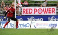 Fussball 1. Bundesliga Saison   2011/2012 :  Torwart Manuel Neuer (FC Bayern Muenchen) dahinter ein Fan Banner RED POWER