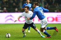 Fussball International:  Mathieu Valbuena (li, Frankreich)  gegen Andrea Barzagli (Italien)