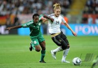 FIFA Frauen-Weltmeisterschaft 2011: Stella MBACHU (li, Nigeria) gegen Kim KULIG (re, Deutschland)