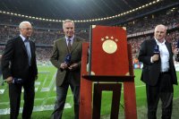 Fussball CHL  Saison 2011/2012: Ehren Praesident Franz Beckenbauer, Vorstandsvorsitzender Karl Heinz Rummenigge, Praesident Uli Hoeness (v. li., FC Bayern Muenchen)