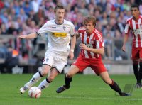 Fussball 1. Bundesliga :  Marco Reus (li, Borussia Moenchengladbach) gegen Andreas Ottl (re, FC Bayern Muenchen)