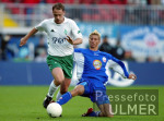 Fussball 1. Bundesliga: Bremen - Rostock, Zweikampf