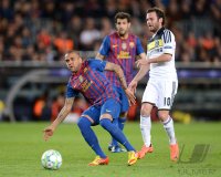 FUSSBALL INTERNATIONAL  CHL HALBFINALE 11/12:  Daniel Alves (li, Barca) gegen Juan Mata (FC Chelsea)