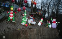 Weihnachtsbeleuchtung in einem Vorgarten in Rottenburg