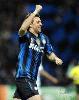 FUSSBALL CHL  Saison 10/11:  JUBEL Diego Milito (Inter Mailand)