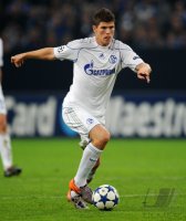 Fussball: Champions League, Saison 2010/2011: Schalke - Lissabon, HUNTELAAR am Ball