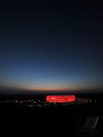 Fussball 1. Bundesliga: ALLIANZ ARENA, Aussenansicht mit Roter Beleuchtung