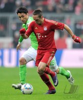Fussball 1. Bundesliga, Saison 2011/2012: Chris (li, VfL Wolfsburg)  gegen Franck Ribery (FC Bayern Muenchen)