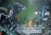 Fussball 1. Bundesliga, Saison 2011/2012:  Borussia Moenchengladbach Fans mit Fahnen in der Fankurve