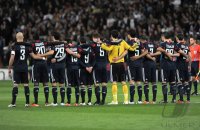 Fussball: Champions League Achtelfinale, Saison 2010/2011: Das Team von Lyon trauert in einer Gedenkminute vor Spielbeginn um die Japan Opfer