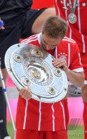 Fussball, 1. Bundesliga  Saison 16/17: Jubel FC Bayern Muenchen mit Schale