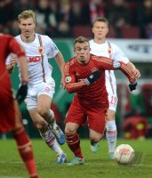 FUSSBALL DFB POKAL  Saison 2012/2013:  Ragnar Klavan (li, FC Augsburg) gegen Xherdan Shaqiri (FC Bayern Muenchen)