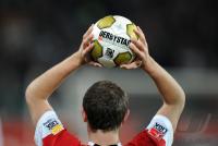 FUSSBALL, 1. BUNDESLIGA, 15. Spieltag: Symbolbild Einwurf