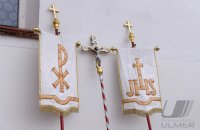 Fahnen und Kreuz an der St. Vitus Kirche in Rottenburg - Frommenhausen (Kreis Tuebingen)