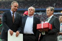 Fussball International Audi Cup 2011: Vorstandsvorsitzender Karl Heinz Rummenigge, Praesident Uli Hoeness, Karl Hopfner mit einem Geschenk (v. li., FC Bayern Muenchen)