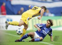 Fussball 1. Bundesliga: Schalke - Duisburg, Zweikampf